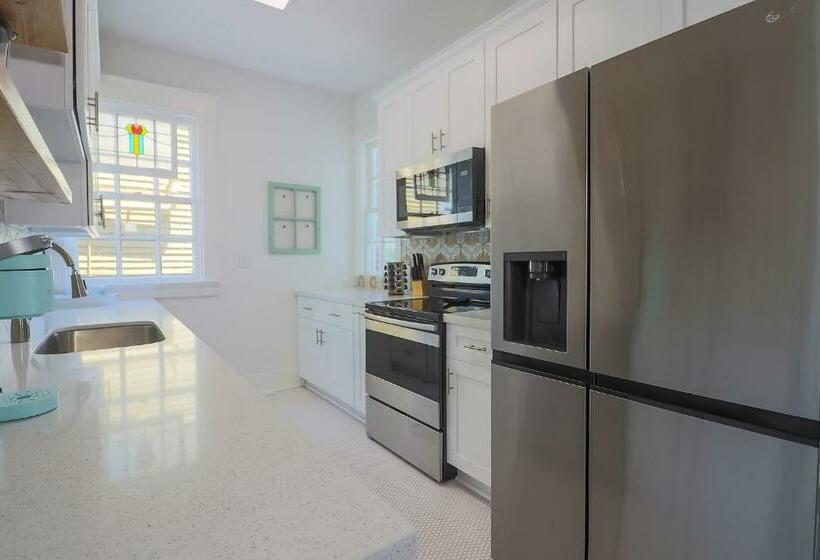 Stunning Historic Home 3 Mins To Beach 5 Mins To Strand