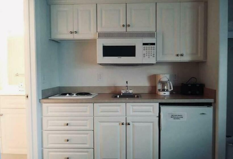 Beautiful Condo Sleeps 4  Only 2 Blocks From Beach