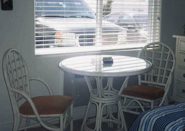 Beautiful Condo Sleeps 4  Only 2 Blocks From Beach