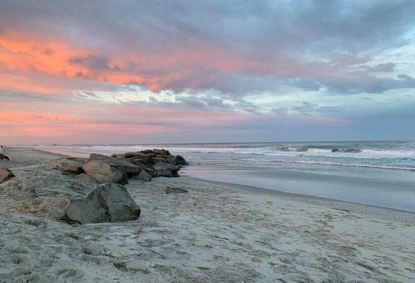 Beautiful Condo Sleeps 4  Only 2 Blocks From Beach