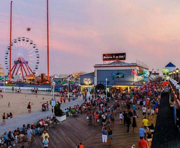 Beautiful Condo Sleeps 4  Only 2 Blocks From Beach