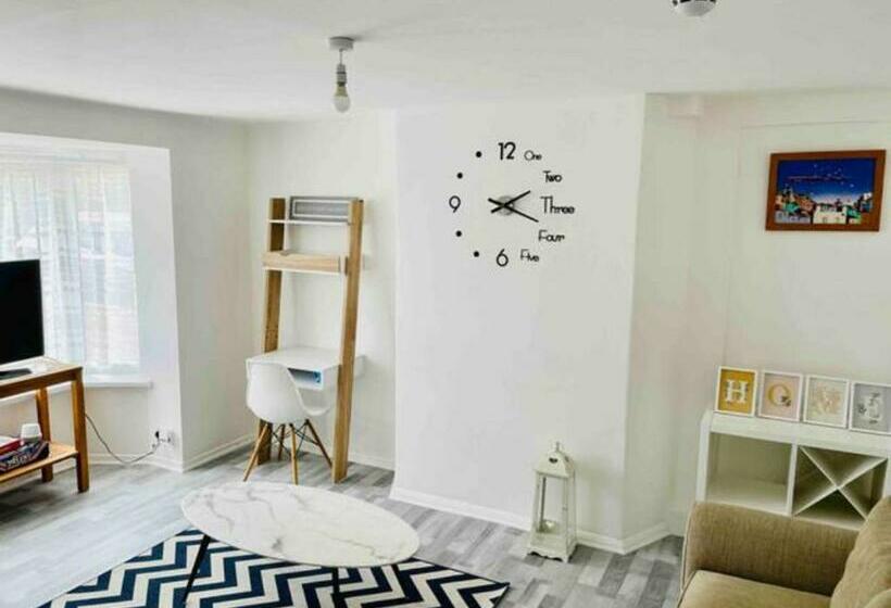 Fabulous, Spacious, Newly Refurbished Home Close To Heathrow Airport