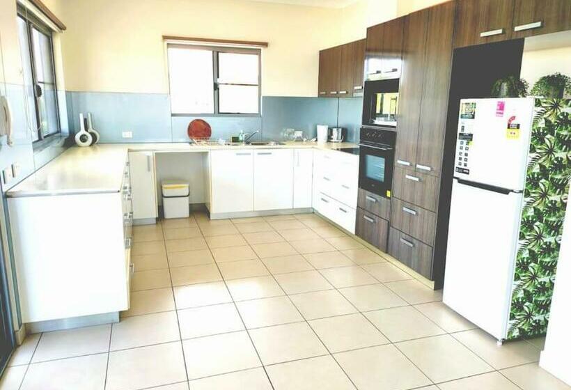 Family Gateway To Seashore