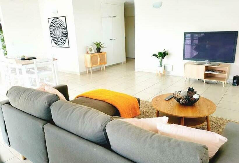 Family Gateway To Seashore