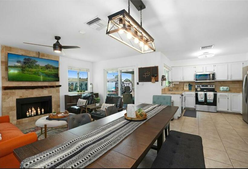 House Of Murals With Heated Pool & Huge Game Room