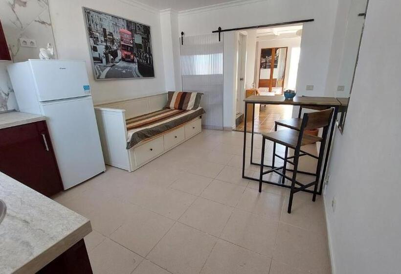 Little Chatty, Parking & Wifi Free