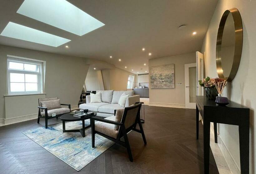 Luxurious, 2 Bed, 2 Bath Penthouse Apartment In Highly Desirable Chigwell Chcl F8