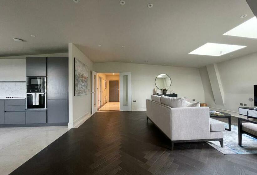Luxurious, 2 Bed, 2 Bath Penthouse Apartment In Highly Desirable Chigwell Chcl F8