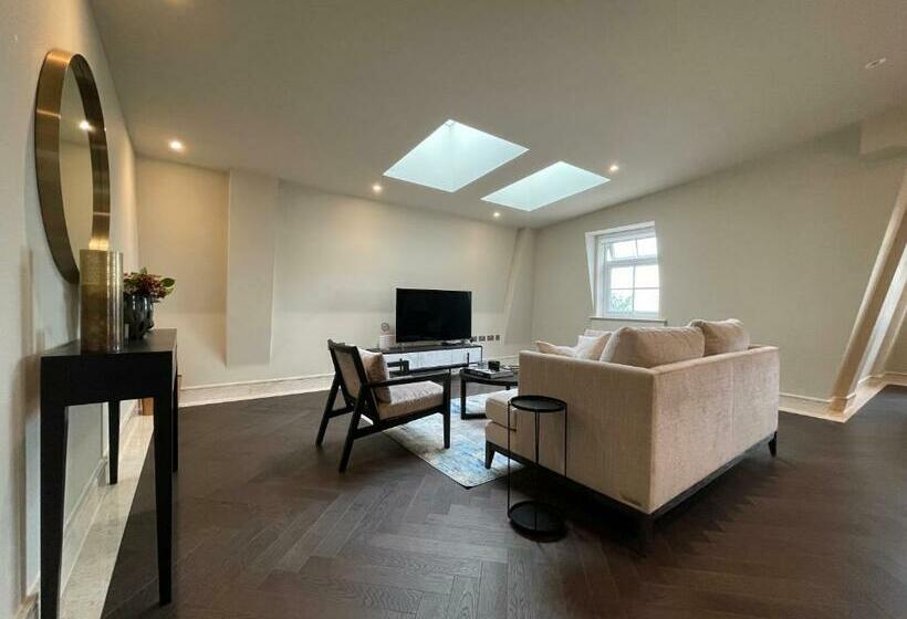 Luxurious, 2 Bed, 2 Bath Penthouse Apartment In Highly Desirable Chigwell Chcl F8