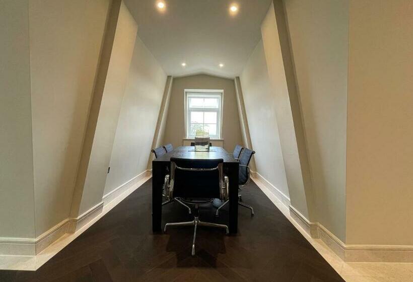 Luxurious, 2 Bed, 2 Bath Penthouse Apartment In Highly Desirable Chigwell Chcl F8