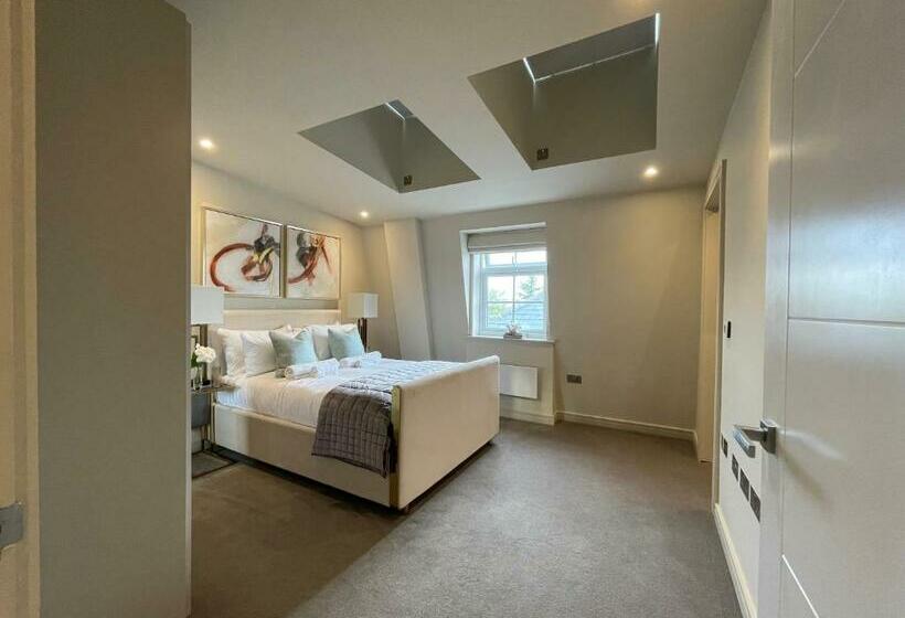 Luxurious, 2 Bed, 2 Bath Penthouse Apartment In Highly Desirable Chigwell Chcl F8