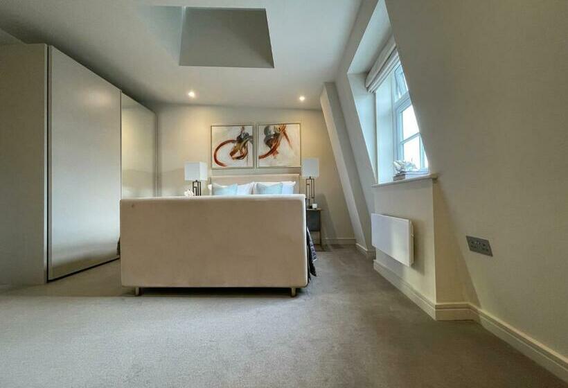 Luxurious, 2 Bed, 2 Bath Penthouse Apartment In Highly Desirable Chigwell Chcl F8