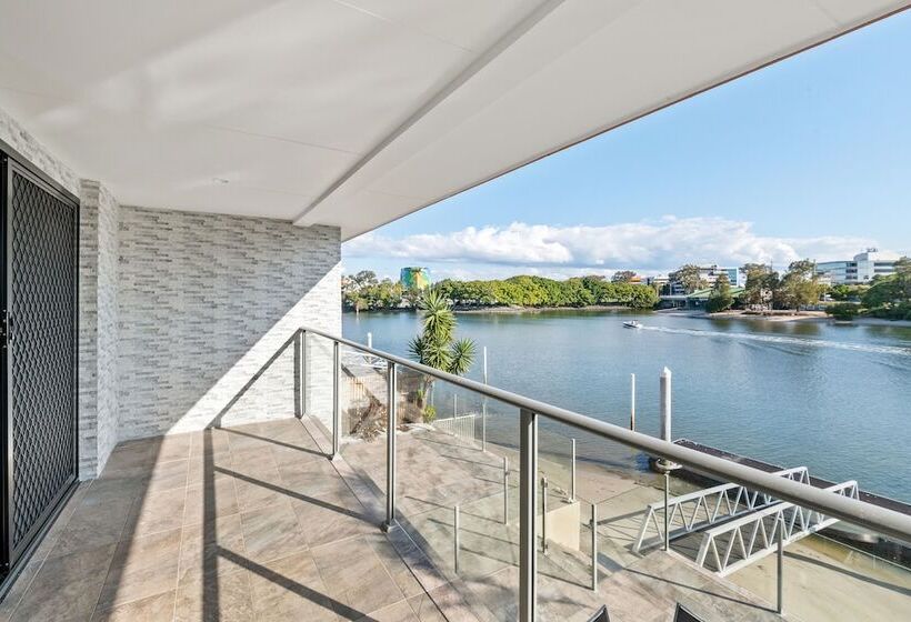 Cassa Chevron Island  Luxury Waterfront House