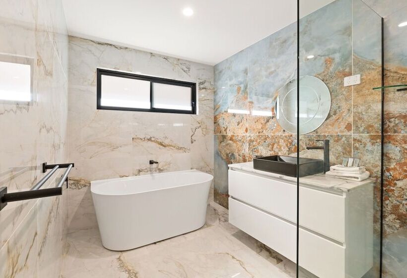 Cassa Chevron Island  Luxury Waterfront House