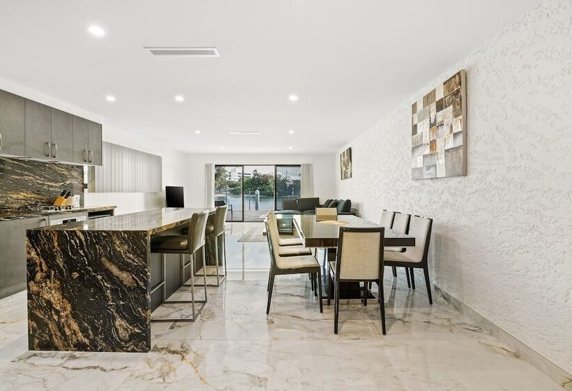 Cassa Chevron Island  Luxury Waterfront House