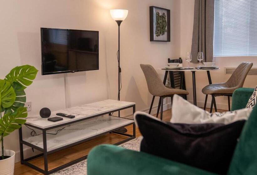 Modern & Central   King Bed, Super Fast Wi Fi