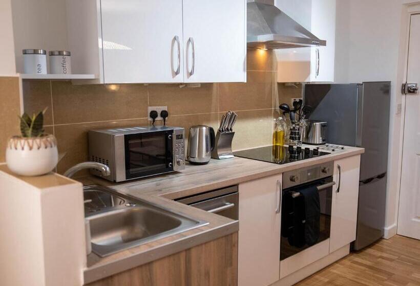 Modern & Central   King Bed, Super Fast Wi Fi