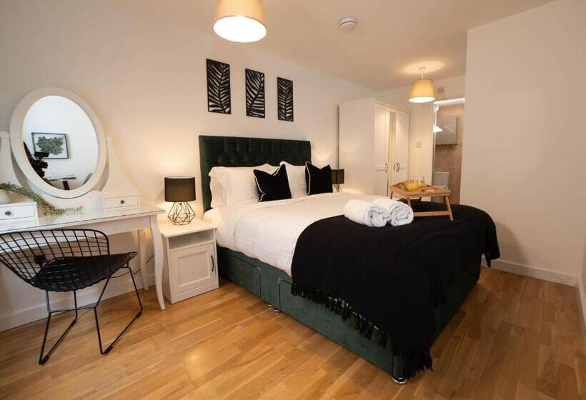 Modern & Central   King Bed, Super Fast Wi Fi