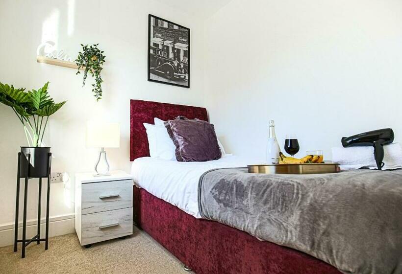 Spacious House Close To City Centre Free Parking, Fast Wifi, Smart Tvs With Netflix By Yoko Prop