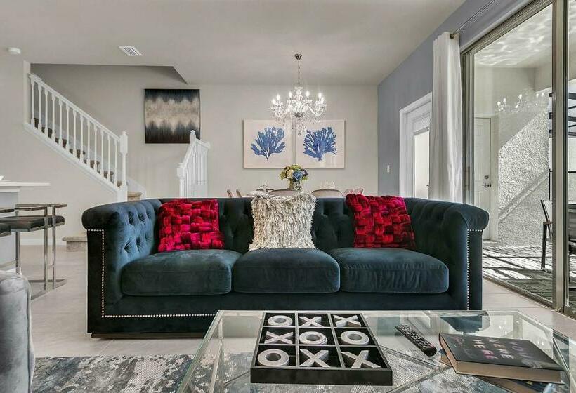 5 Bedrooms   4,5 Bathrooms   Windsor At Westside 8928 Sa