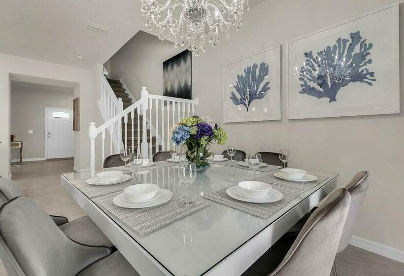 5 Bedrooms   4,5 Bathrooms   Windsor At Westside 8928 Sa