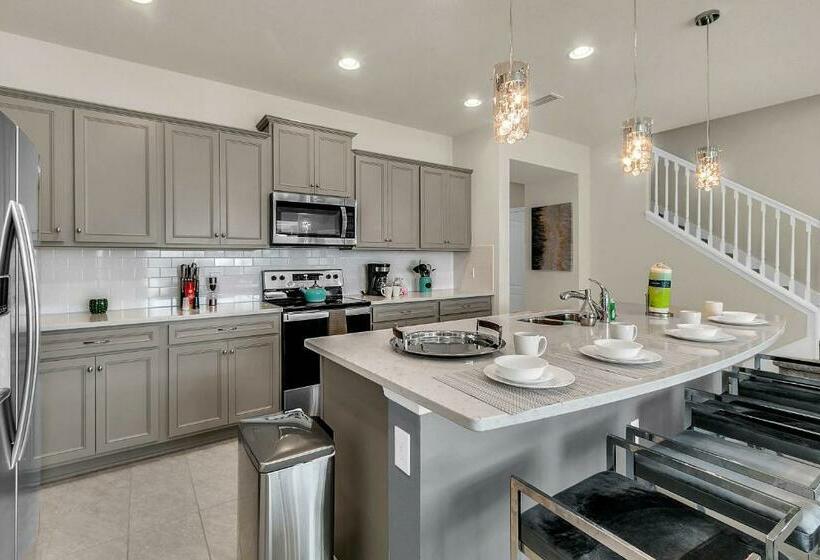 5 Bedrooms   4,5 Bathrooms   Windsor At Westside 8928 Sa