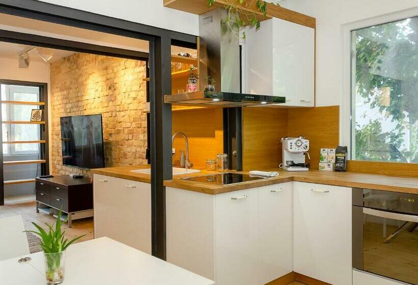 Bright & Spacious 1bd Apartment With A Charming Balcony