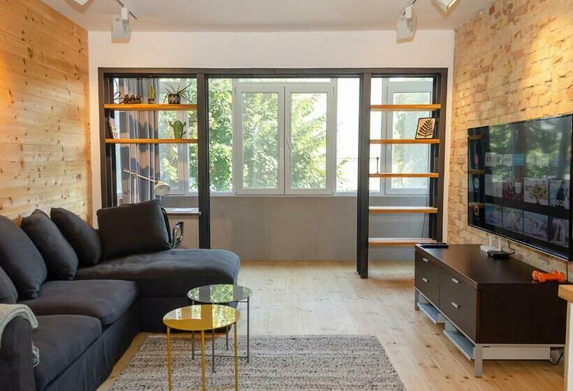 Bright & Spacious 1bd Apartment With A Charming Balcony