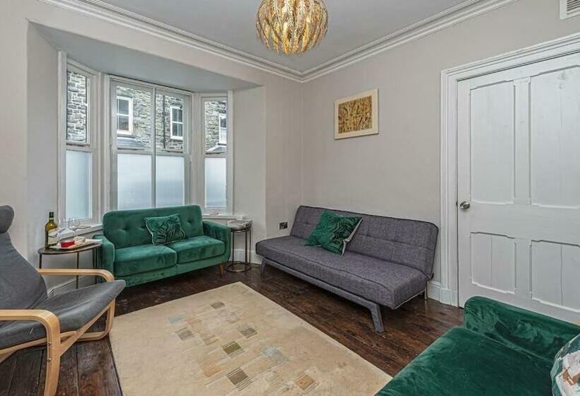 Character Townhouse In Town Centre & Superb Views