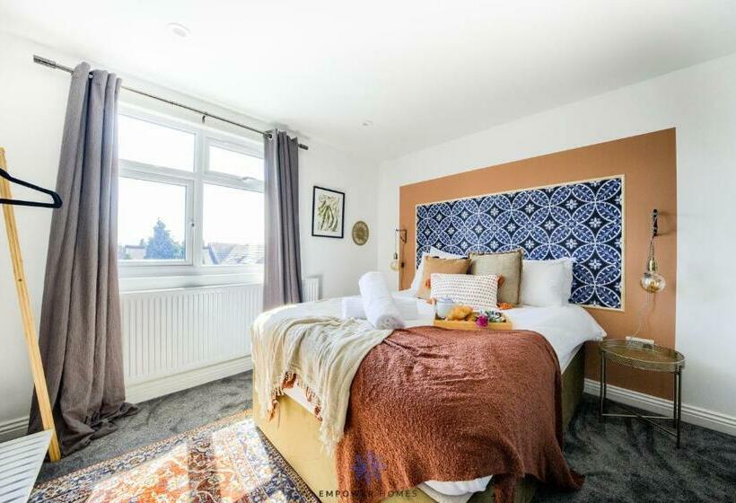 Coventry Contemporary House, 3 Double Beds, 3 Bathrooms, Free Parking, Sleeps 8, By Empower Homes