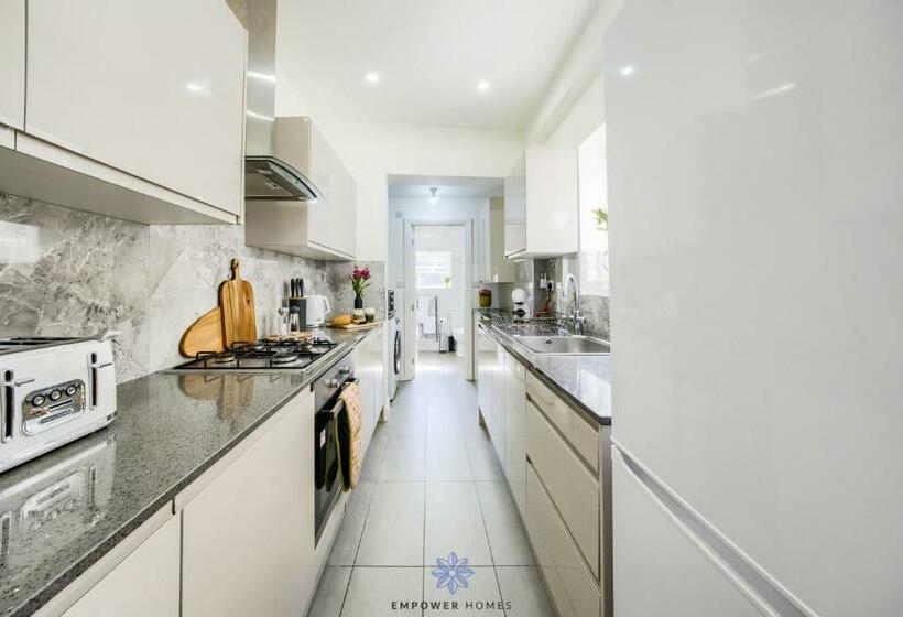 Coventry Contemporary House, 3 Double Beds, 3 Bathrooms, Free Parking, Sleeps 8, By Empower Homes