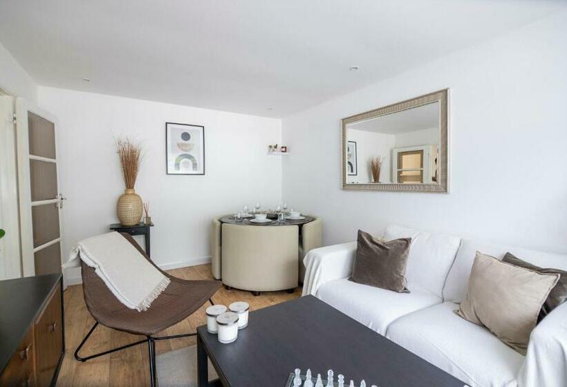 Gorgeous Modern Apartment Near Redhill Station Inc Private Garden & Parking