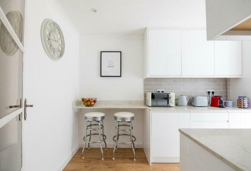 Gorgeous Modern Apartment Near Redhill Station Inc Private Garden & Parking