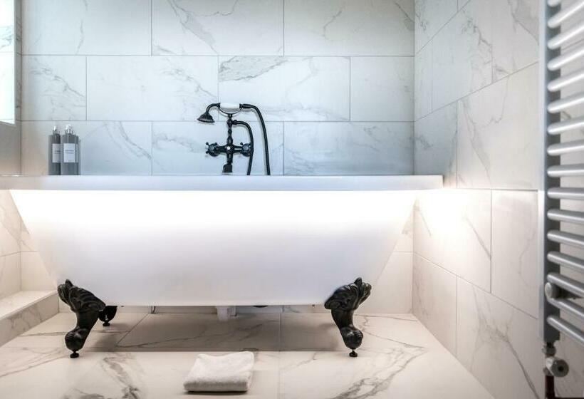 Luxurious Complex: 2 Barns Together Edge Of Frome