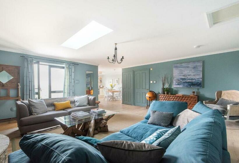 Luxurious Complex: 2 Barns Together Edge Of Frome