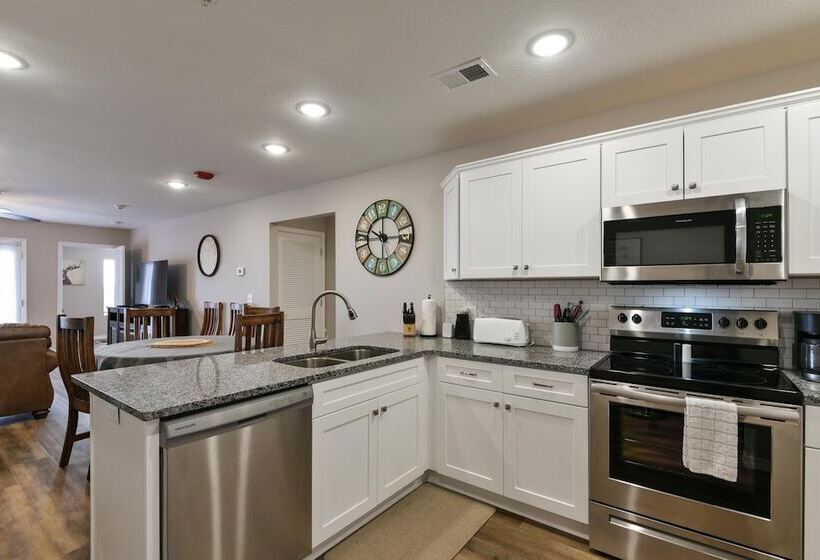 Mystic Cove Condo   Pool   Perfect Location