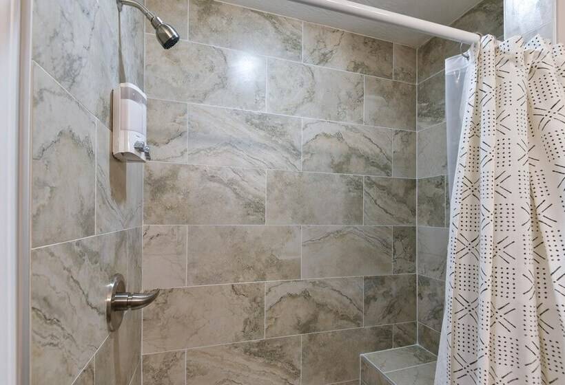 Mystic Cove Condo   Pool   Perfect Location