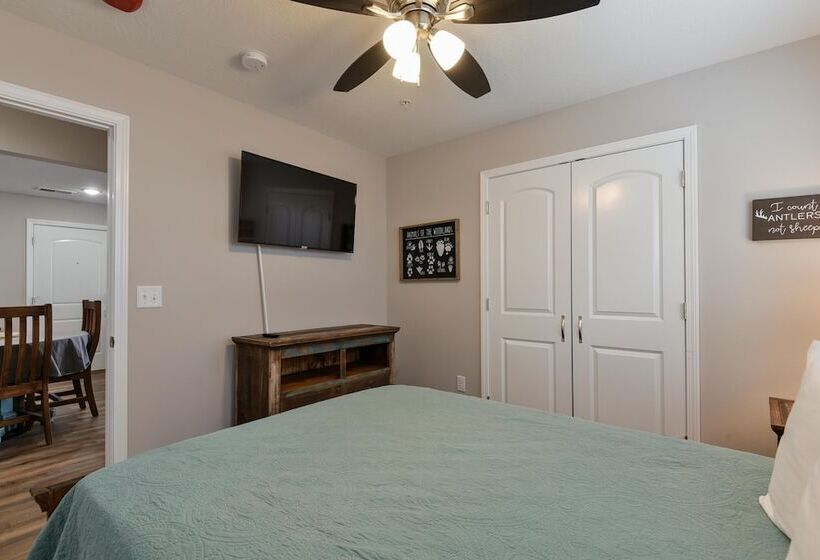 Mystic Cove Condo   Pool   Perfect Location