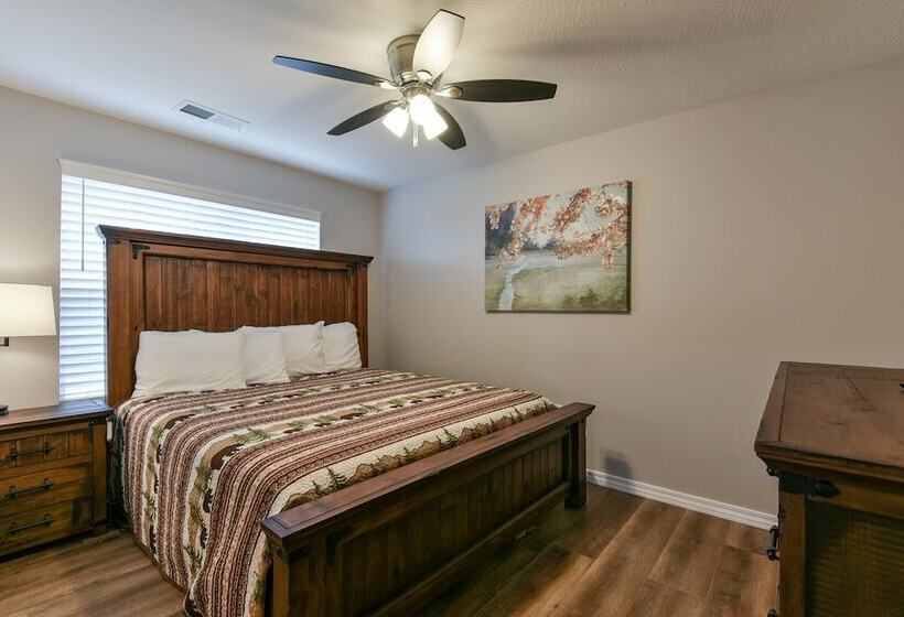 Mystic Cove Condo   Pool   Perfect Location