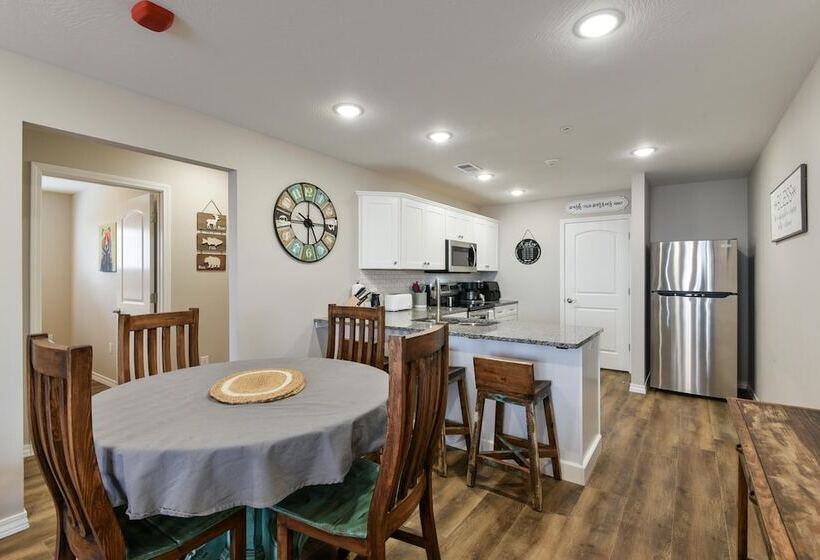 Mystic Cove Condo   Pool   Perfect Location