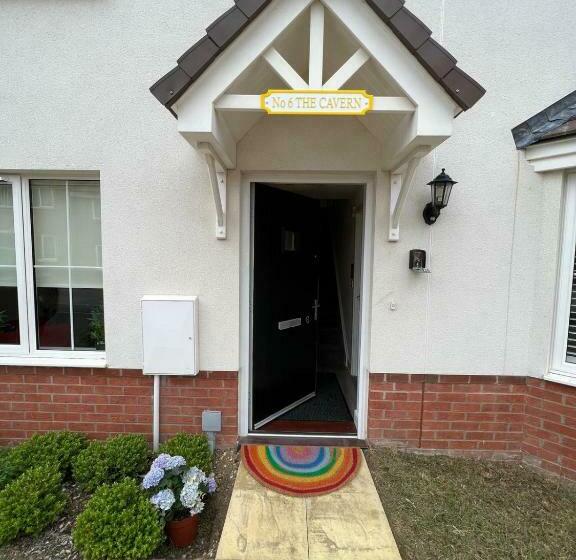 Spacious & Stylish 4 Bed House With Hot Tub In Prime Location