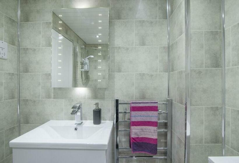 The Nelson Spacious City Property And Free Parking