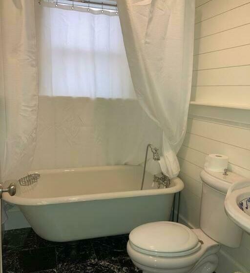 Walk To Bay Street And Historic Downtown Beaufort! Close To Parris Island Mcrd!!