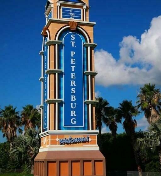 1620   5 Room Apt. With Pool & Gardens , Near Downtown