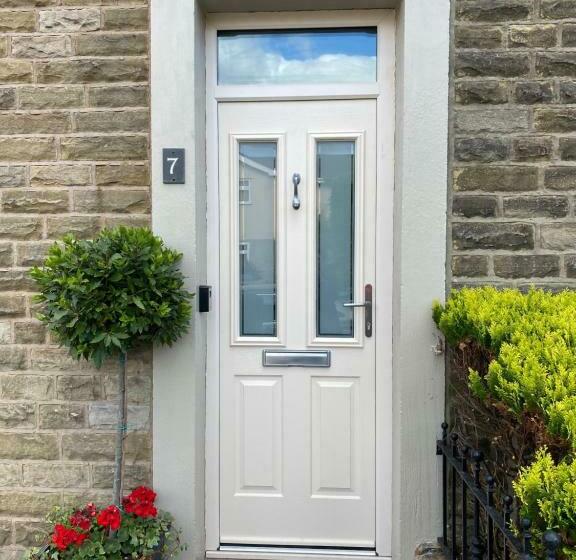 Cheerful And Spacious 3 Bed Home In Clitheroe