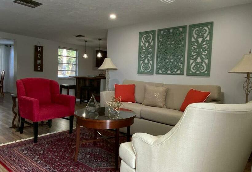 Cozy 3 Bed Home Close To Beautiful Beaches