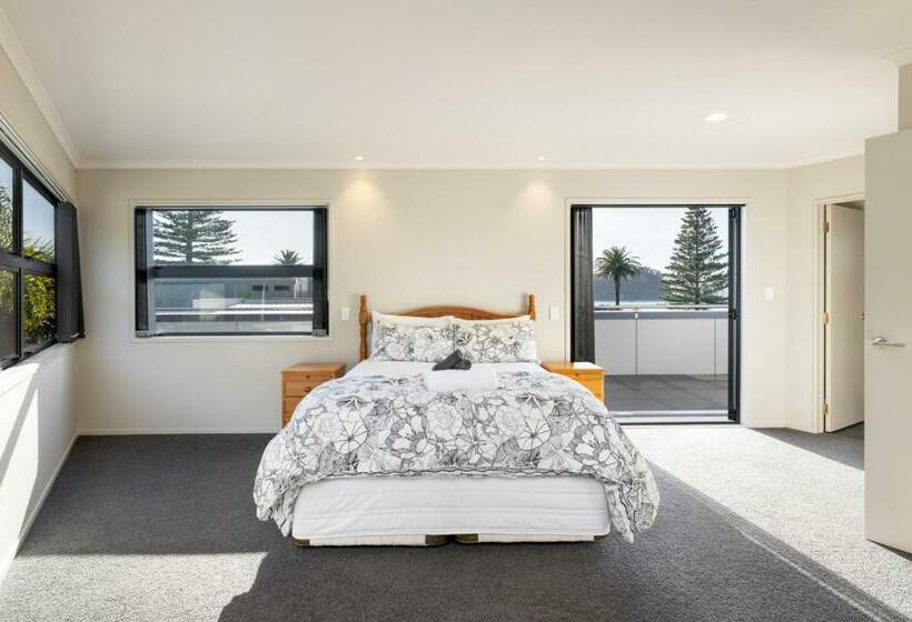 Pacific Escape   Downtown, Beach & Sea Views