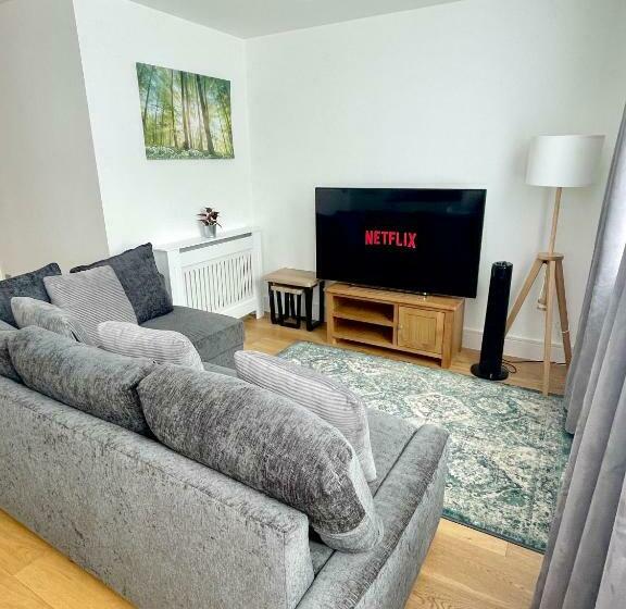 Premium 1 Bedroom Apartment With Allocated Parking