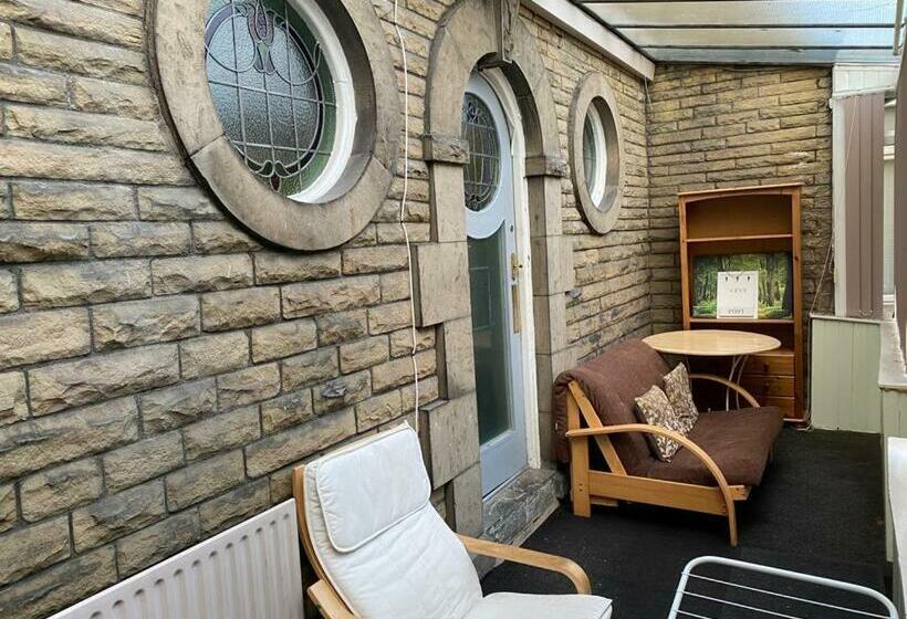 5 Bedroom Villa Near Barnsley Park