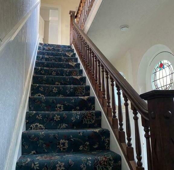 5 Bedroom Villa Near Barnsley Park